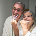 高齡者慎防「牙根」蛀牙！牙醫：固定洗牙還能降低中風風險