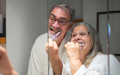 高齡者慎防「牙根」蛀牙！牙醫：固定洗牙還能降低中風風險