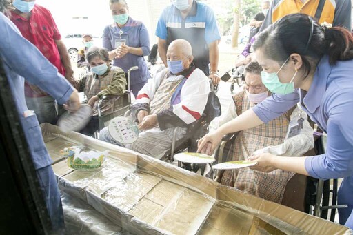 粽香、沙畫與笑聲齊飛!二林基督教醫院護理之家慶端午樂翻天