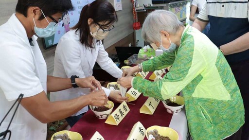 端午飄香不只粽 彰化醫院帶領長輩手作中藥香包傳關懷