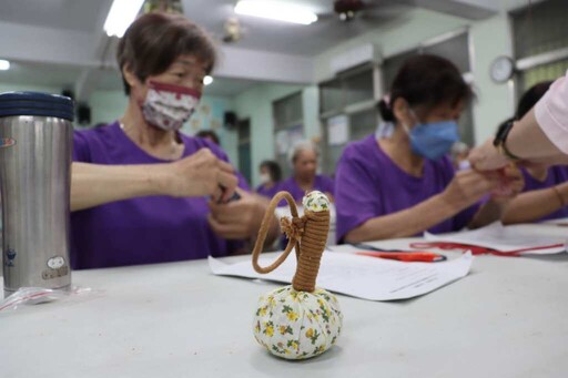 彰化醫院到社區傳授藥草球妙方 為長輩帶來身心舒緩與溫暖