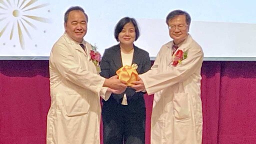 彰濱秀傳院長交接典禮 打造社區醫療國際典範
