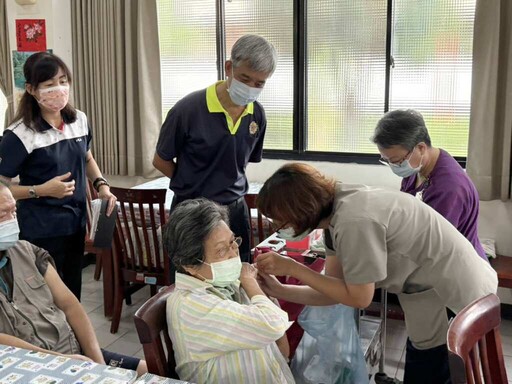中彰榮家啟動秋冬健康保衛戰 全面施打流感與COVID-19疫苗