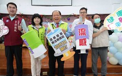 「左流右新」疫苗今開打 陳光復縣長親赴案山活動中心關心接種