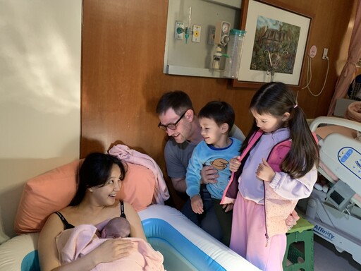 臺北婦幼院區迎首例水中生產 三寶媽圓夢全家參與迎新生