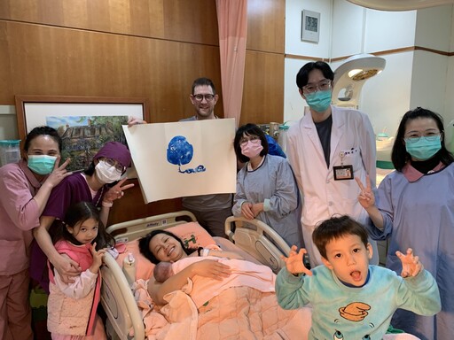 臺北婦幼院區迎首例水中生產 三寶媽圓夢全家參與迎新生