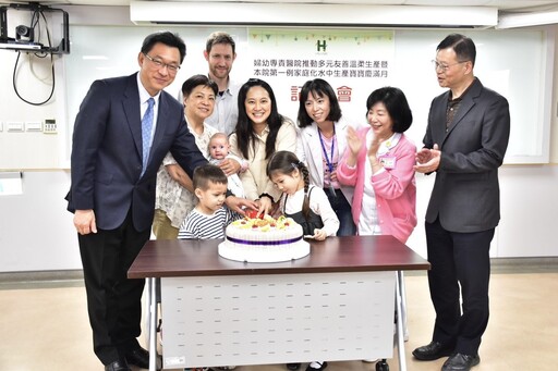 臺北婦幼院區迎首例水中生產 三寶媽圓夢全家參與迎新生