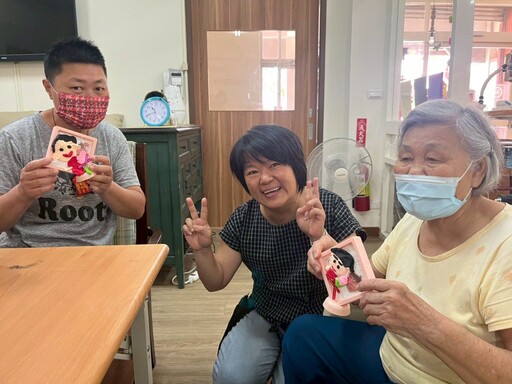 老寶貝變店員、童趣紙黏土 太保日照「指尖送愛」打造跨世代的幸福