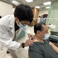 低頭滑太久、電腦看整天 小心頸因性頭痛悄悄上身