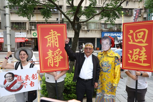 快閃衛福部抗議放寬中藥販售 藥師公會送龍袍諷部長擅改法令