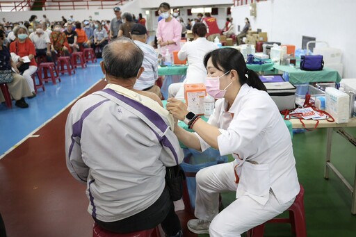 嘉義市設大型疫苗接種站 黃敏惠到場關心 1350人響應抗疫行動