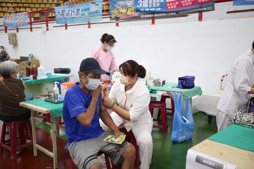 嘉義市設大型疫苗接種站 黃敏惠到場關心 1350人響應抗疫行動