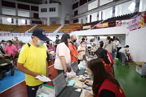 嘉義市設大型疫苗接種站 黃敏惠到場關心 1350人響應抗疫行動