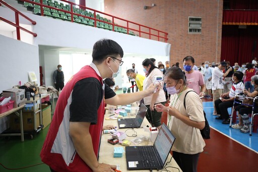 嘉義市設大型疫苗接種站 黃敏惠到場關心 1350人響應抗疫行動