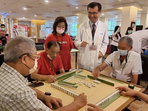 結合娛樂與預防 聖馬失智中心推動「健腦麻將」