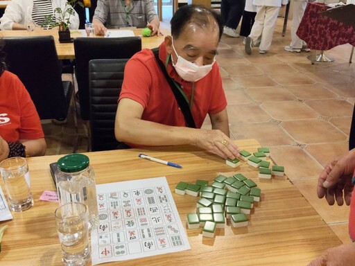 結合娛樂與預防 聖馬失智中心推動「健腦麻將」