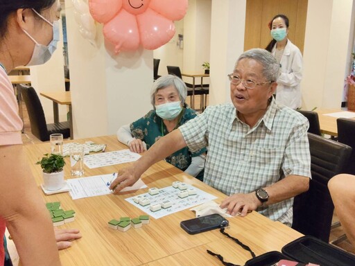 結合娛樂與預防 聖馬失智中心推動「健腦麻將」