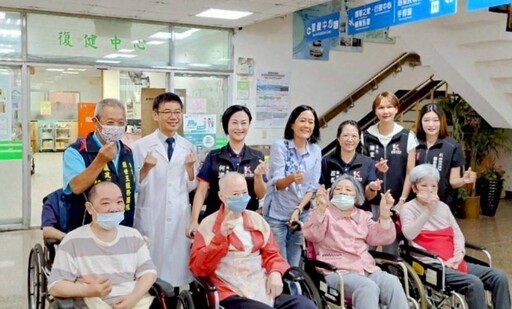 永慶房產捐贈基隆市立醫院輪椅讓「愛心輪椅 正向循環」