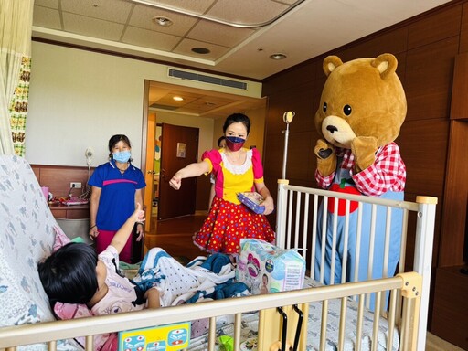 長庚醫院母親節快閃送暖 志工花束與童聲祝福雙重療癒