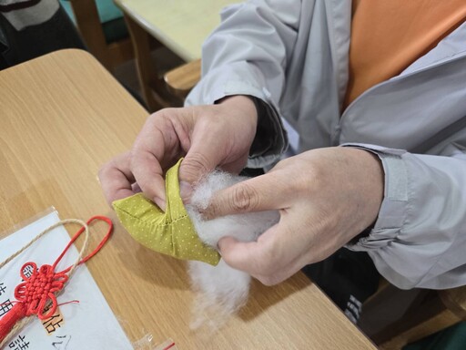 粽香傳愛慶端午 部桃醫護陪伴助復健