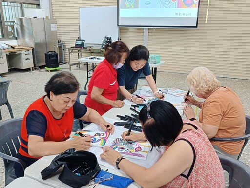 嘉義榮院帶領社區榮民(眷)長輩透過藝術找回童心