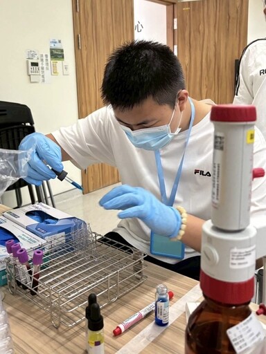 揭開醫檢師神秘面紗 青少年醫事檢驗體驗營
