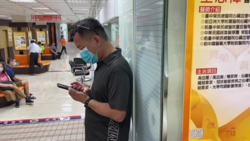 年輕人也中「手機頸」！低頭滑手機要小心