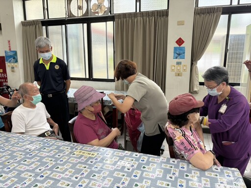 流感+新冠疫苗雙防護 中彰榮家為長輩施打疫苗