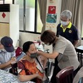 流感＋新冠疫苗雙防護 中彰榮家為長輩施打疫苗