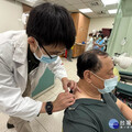 低頭滑手機太久、電腦看整天 小心「頸因性頭痛」悄悄上身