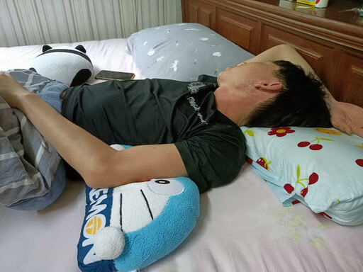 睡覺總是手高舉過頭 醫:長期恐造成神經損傷