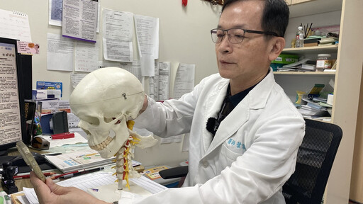 女大生長期滑手機頸椎提早老化 醫提醒:低頭滑手機等同脖子掛著一顆保齡球