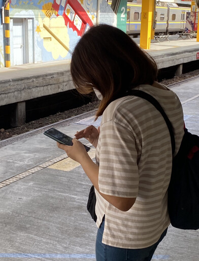 女大生長期滑手機頸椎提早老化 醫提醒：低頭滑手機等同脖子掛著一顆保齡球