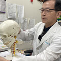 女大生長期滑手機頸椎提早老化 醫提醒：低頭滑手機等同脖子掛著一顆保齡球