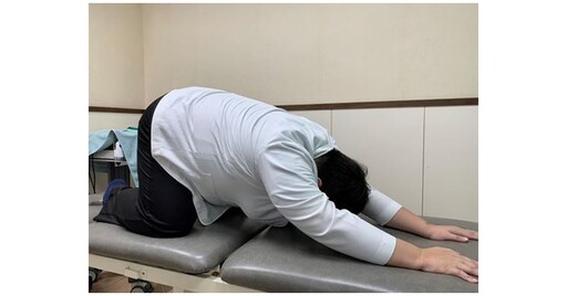 腰部酸痛不理會，恐成慢性下背痛！三式地板運動舒緩腰部酸痛