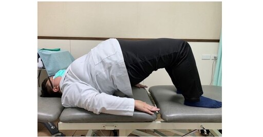 腰部酸痛不理會，恐成慢性下背痛！三式地板運動舒緩腰部酸痛
