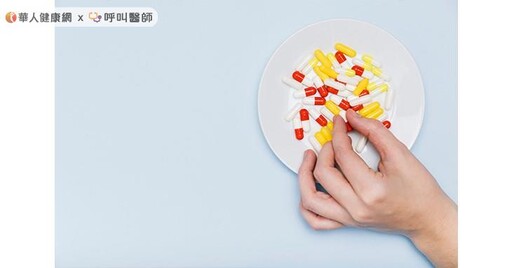 膠囊藥物黏附食道壁，竟釀食道黏膜潰瘍！醫：服用「這兩類」藥物要多喝水