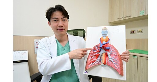 老菸槍愛唱歌卻狂咳嗽、呼吸急促，竟是「肺腺癌」癌王找上門！