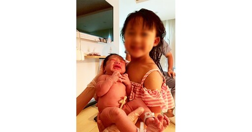 陪產不再只是另一半專利！4歲女孩水中親接弟弟，成為「接生小幫手」