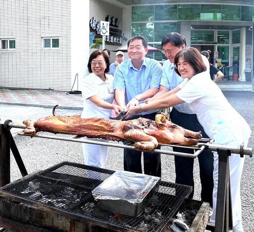 快樂餐食 愛心滿溢！埔榮護家機構住民烤乳豬，院長暖心相挺