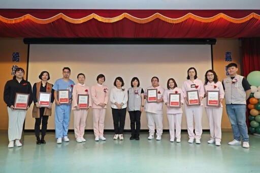 慶祝2025年國際護師節表揚優良、資深護理人員 黃敏惠獻上祝賀