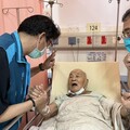 苗栗送愛不中斷 貼心護送百歲榮民急診