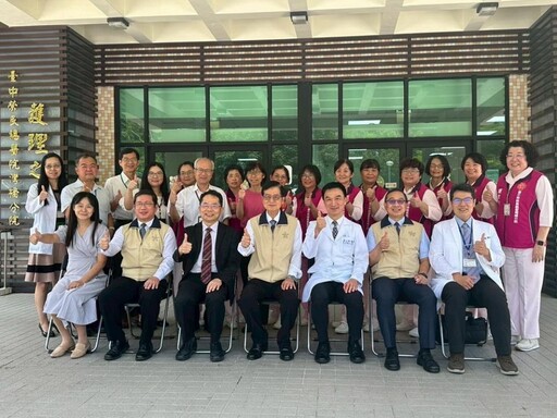 輔導會主委嚴德發視導灣橋分院慰問榮民眷 肯定醫療團隊成果