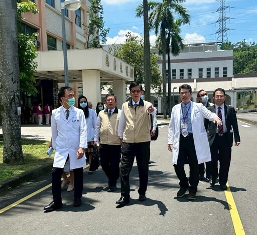 輔導會主委嚴德發視導灣橋分院慰問榮民眷 肯定醫療團隊成果
