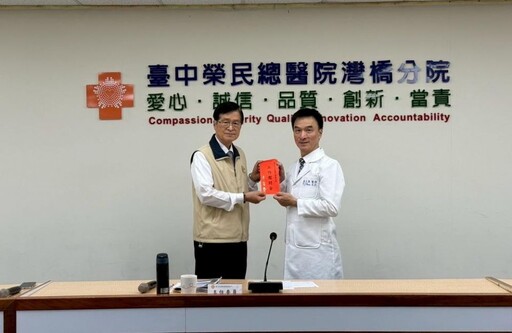 輔導會主委嚴德發視導灣橋分院慰問榮民眷 肯定醫療團隊成果