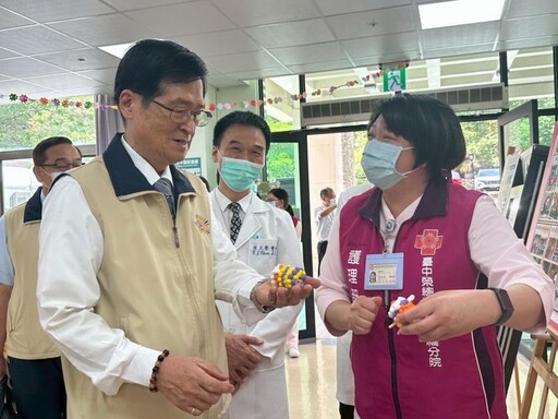 輔導會主委嚴德發視導灣橋分院慰問榮民眷 肯定醫療團隊成果