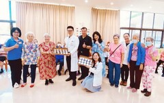 屏東醫院營養師手作健康月餅 與日照長輩共享中秋團圓情