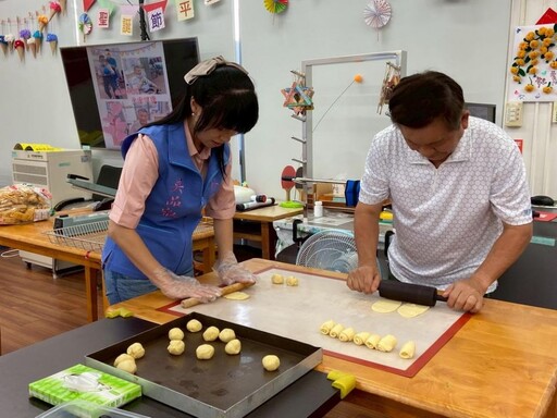 中秋月滿情濃暖心 里長餅香送暖朴醫日照