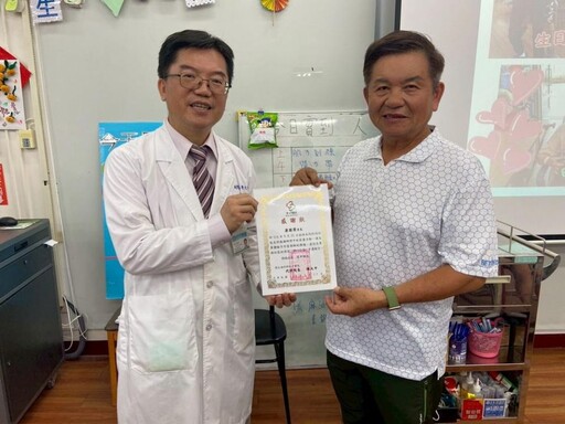 中秋月滿情濃暖心 里長餅香送暖朴醫日照
