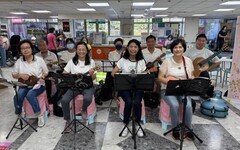 投醫攜手南投YMCA舉辦樂活人生藝術展 烏克麗麗快閃揭開序幕